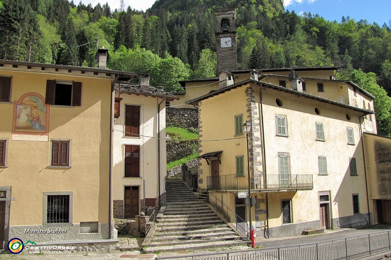 90 Ed ora qualche scorcio di Fondra. La scalinata che sale alla chiesa parrocchiale....JPG